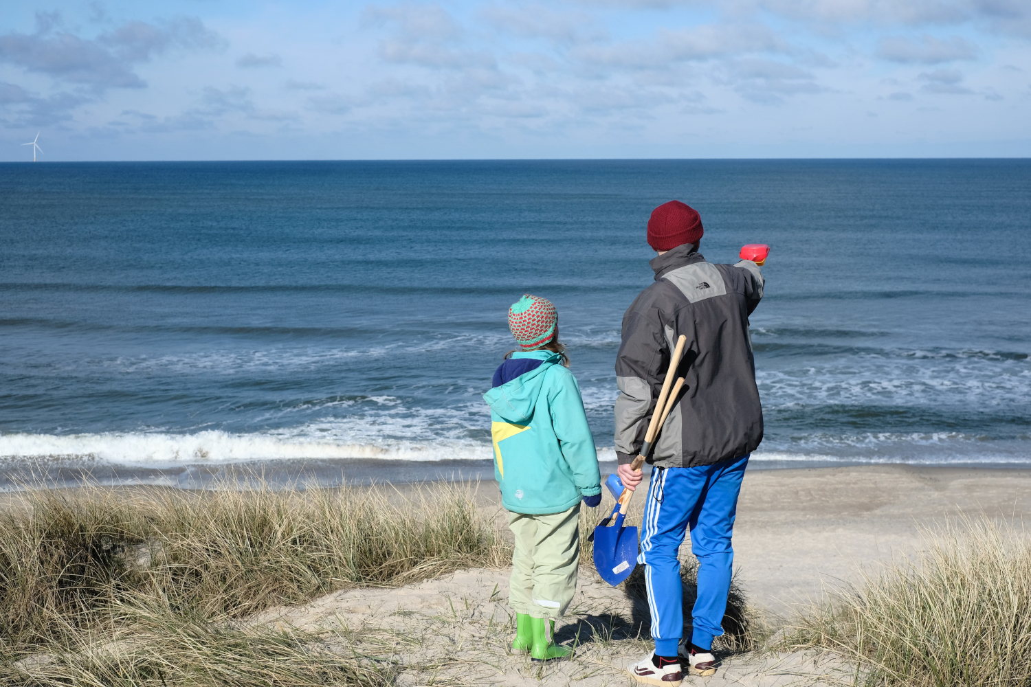 Familienfotografie Berlin - Vater und Kind schauen aufs Meer