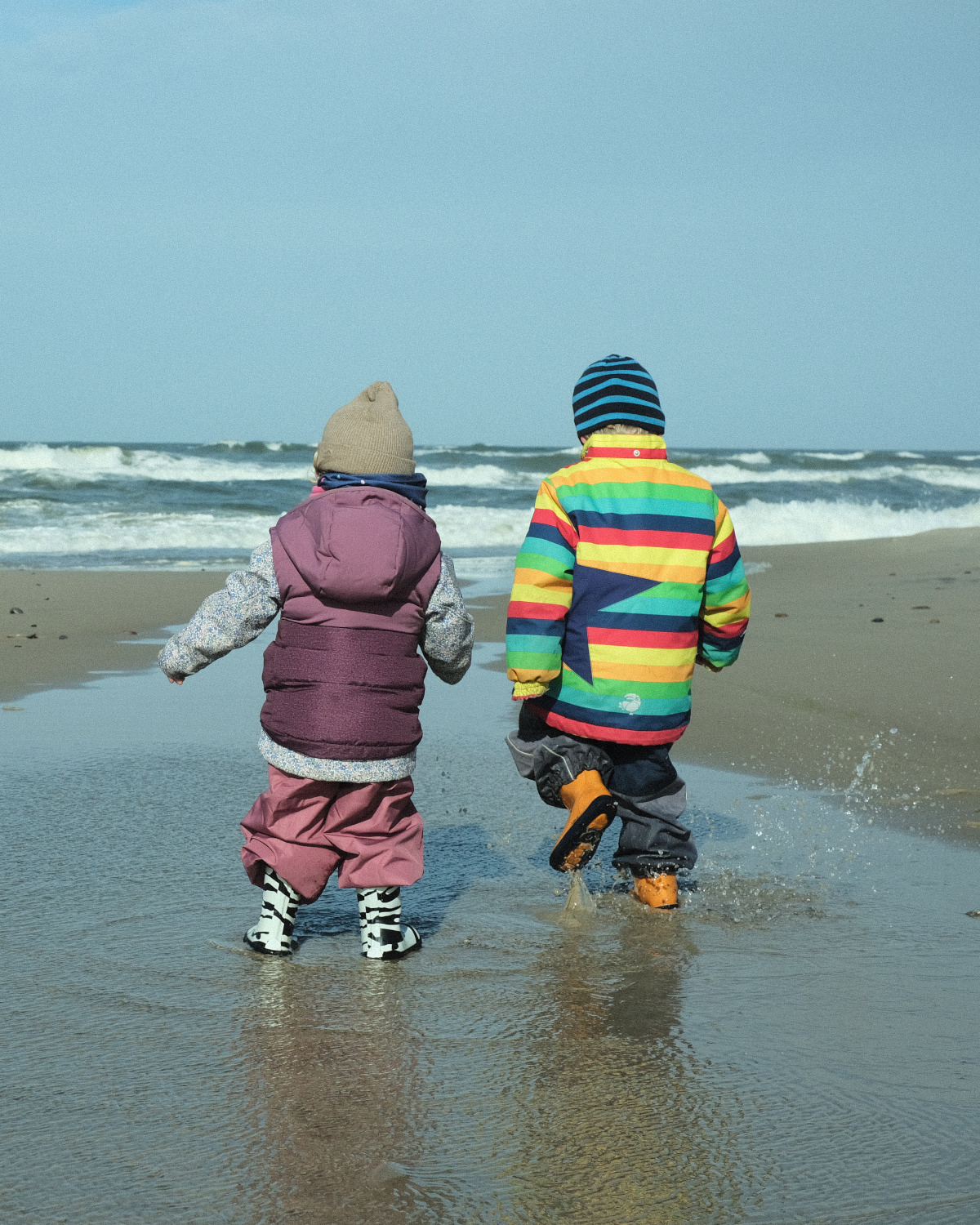 Mutter und Kind steigen Drachen