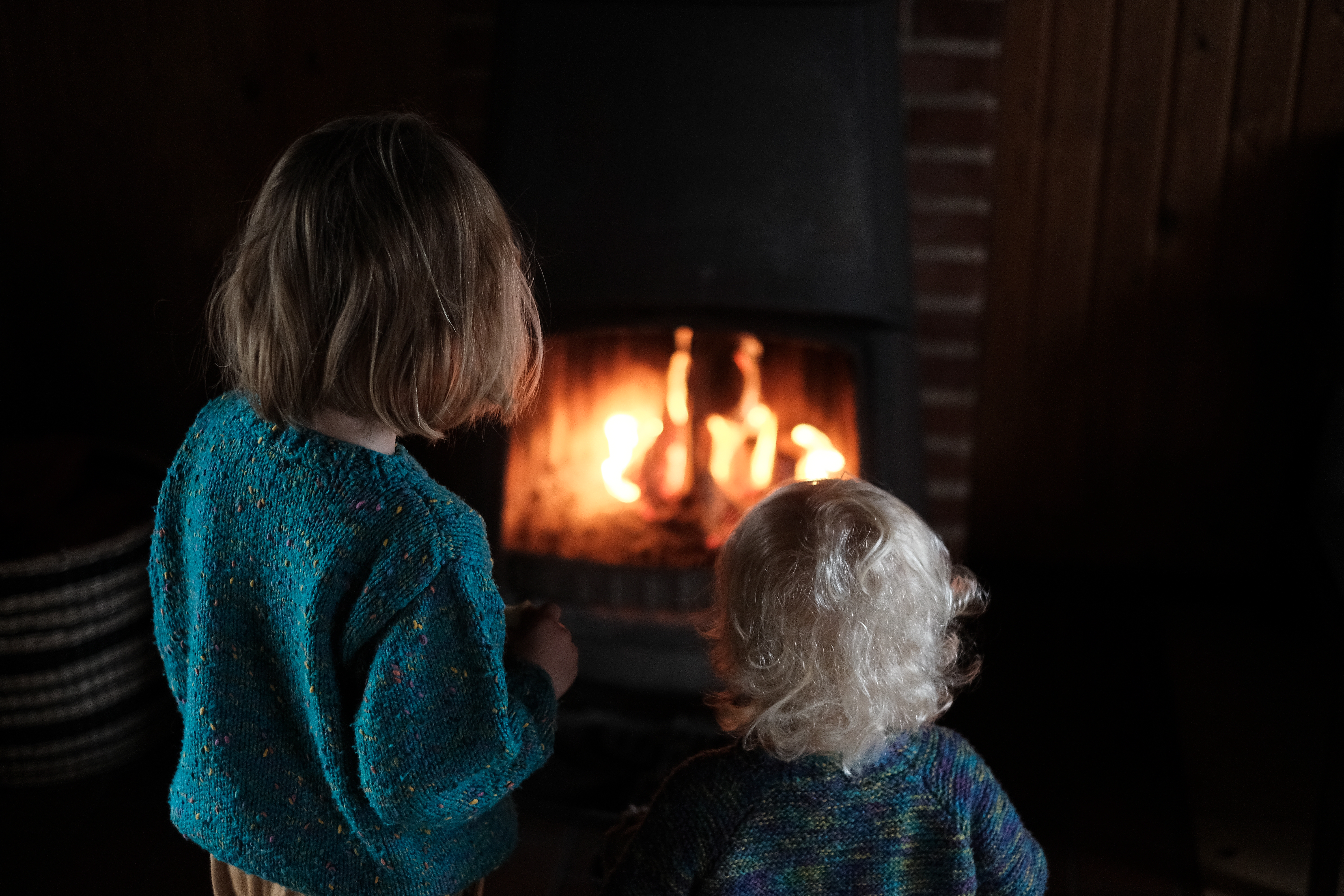 Kinder am Kaminfeuer
