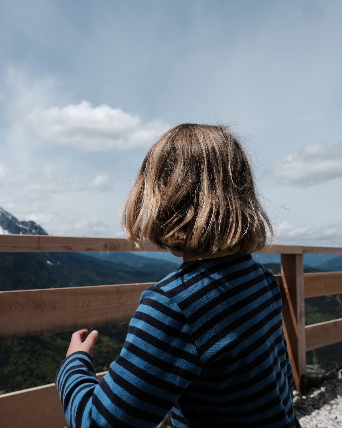 Kind schaut auf Berge