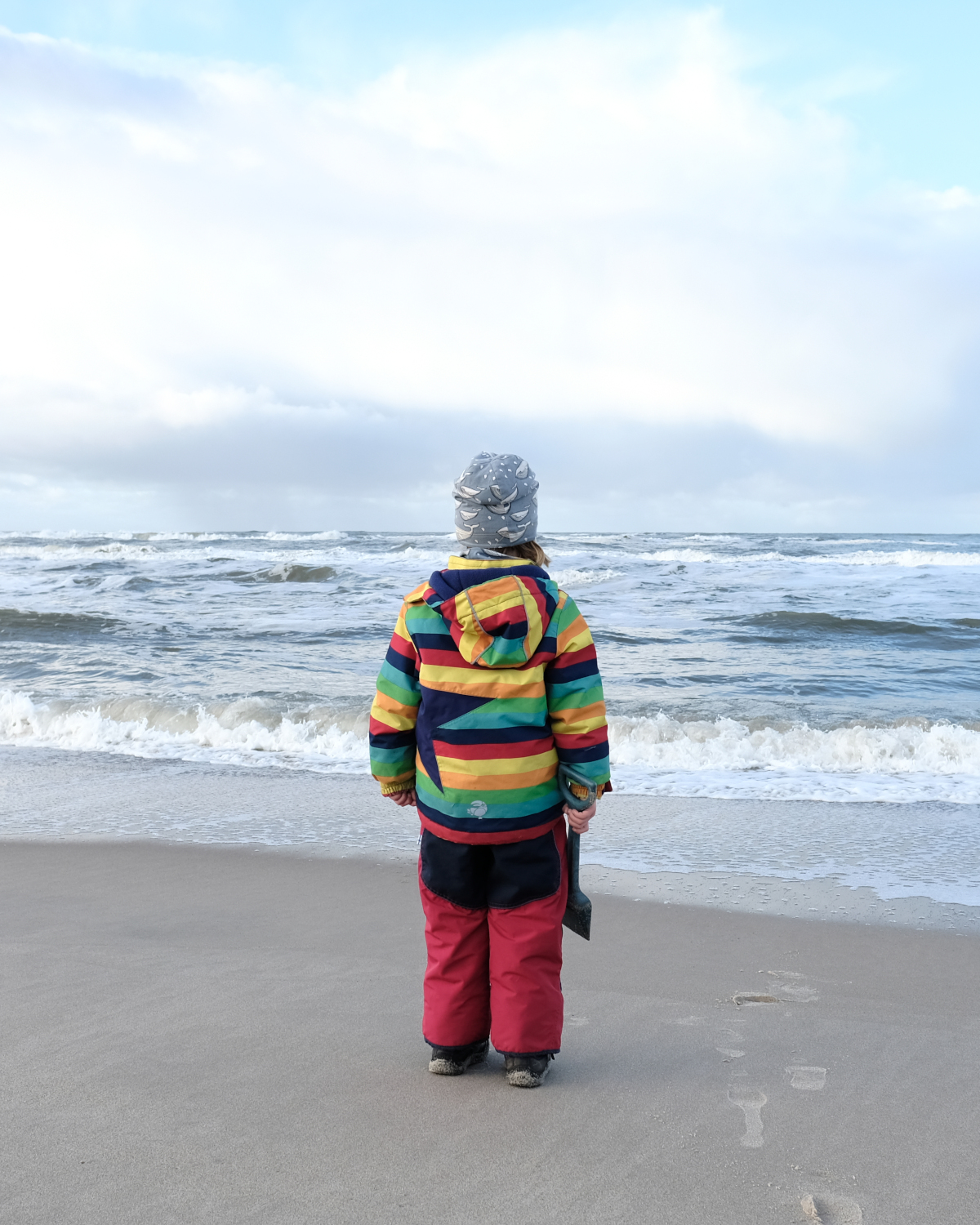 Kind am Winterstrand