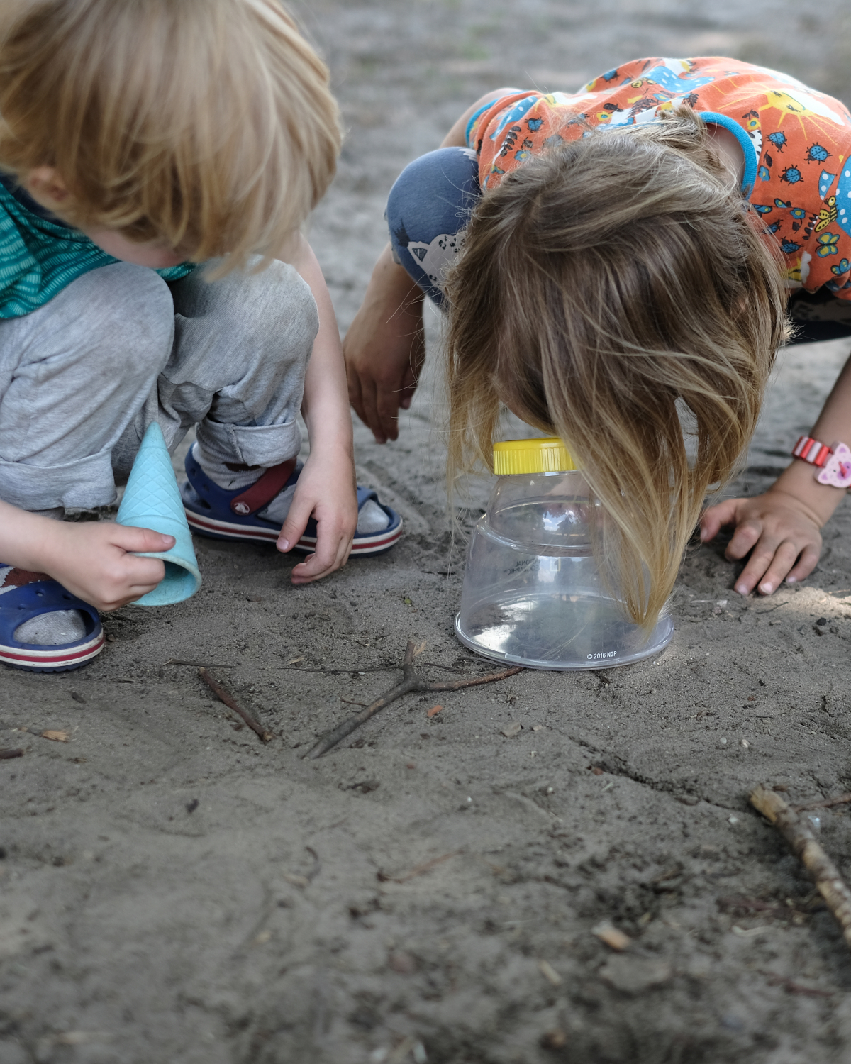 Kinder forschen im Sand