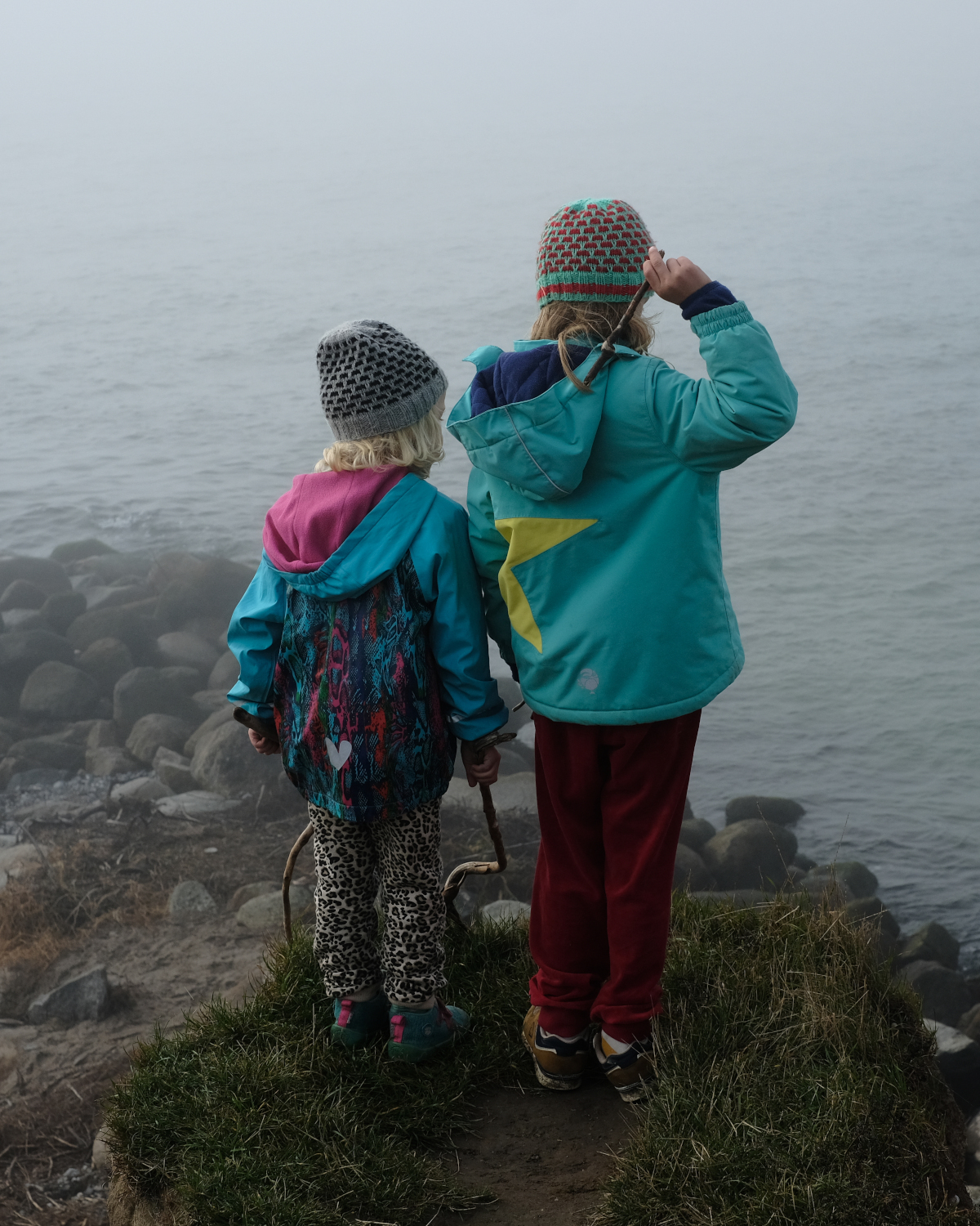 Zwei Kinder im Nebel am Wasser