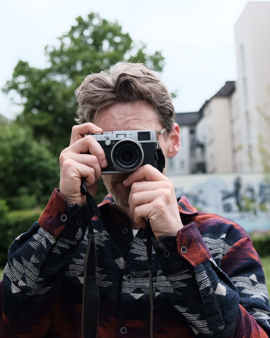 Chris Schwarzkopf, Familienfotograf Berlin, mit Kamera